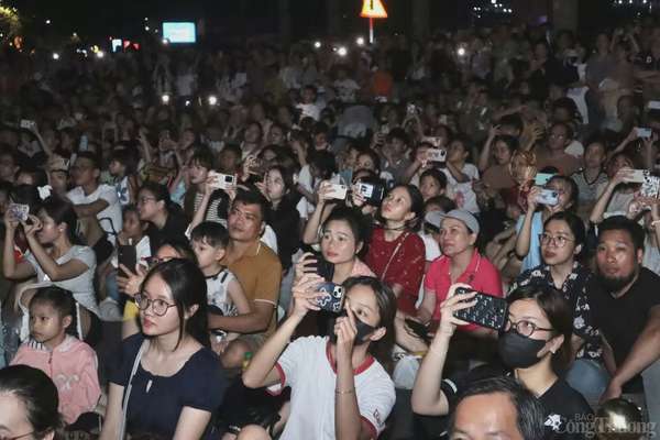 Người dân cùng nhau ghi lại những khoảnh khắc đẹp đẽ tại buổi trình chiếu