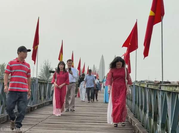 Người dân tham quan di tích cầu Hiền Lương