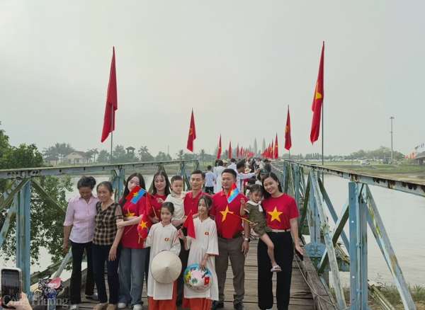 Người dân chụp hình lưu niệm tại Di tích Quốc gia đặc biệt Đôi bờ Hiền Lương - Bến Hải, huyện Vĩnh Linh, tỉnh Quảng Trị.