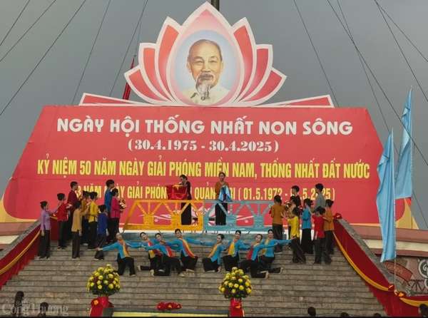 Các tiết mục văn nghệ thể hiện tình yêu Tổ quốc bao la và yêu chuộng hoà bình của dân tộc Việt Nam