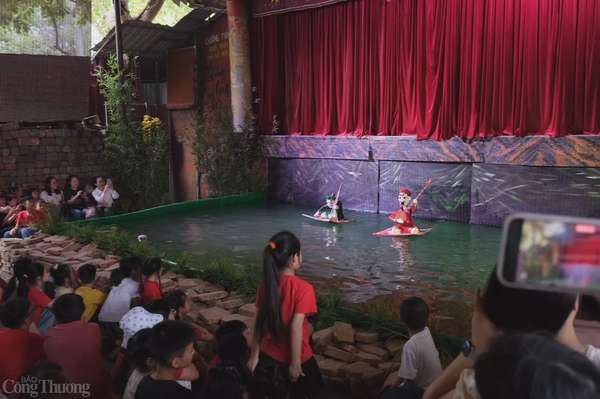 Cùng với đó, chương trình múa rối nước truyền thống được tổ chức trong khuôn viên Hoàng thành Thăng Long dịp lễ này đã mang đến màu sắc nghệ thuật dân gian đặc biệt, tạo sự kết nối giữa lịch sử dân tộc và văn hóa truyền thống. 