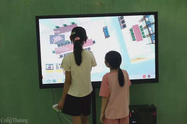 Các em nhỏ thích thú khi khám phá nhà D67 bằng công nghệ mô phỏng 3D.