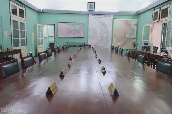 Hiện nay, trên bàn có 24 tấm biển tên đại diện cho 24 đồng chí tham dự Hội nghị Bộ Chính trị mở rộng tháng 12 năm 1974 – tháng 1 năm 1975.