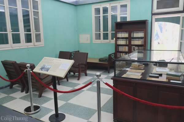 Đại tướng Võ Nguyên Giáp làm việc ở đây từ tháng 11/1968 đến năm 1980. Căn phòng nằm phía Đông nhà D67, rộng 35m², có lối thông sang phòng họp lớn của Bộ Chính trị và Quân ủy Trung ương. Trong thời khắc lịch sử, khoảng thời gian từ 26 - 30/4/1975, Đại tướng luôn có mặt tại phòng làm việc, theo dõi, chỉ đạo chiến dịch. 12h25’ ngày 30/4/1975, Đại tướng đã gọi điện trực tiếp cho Trưởng ban Tuyên huấn, yêu cầu loan báo tin chiến thắng cho toàn thể nhân dân cả nước.