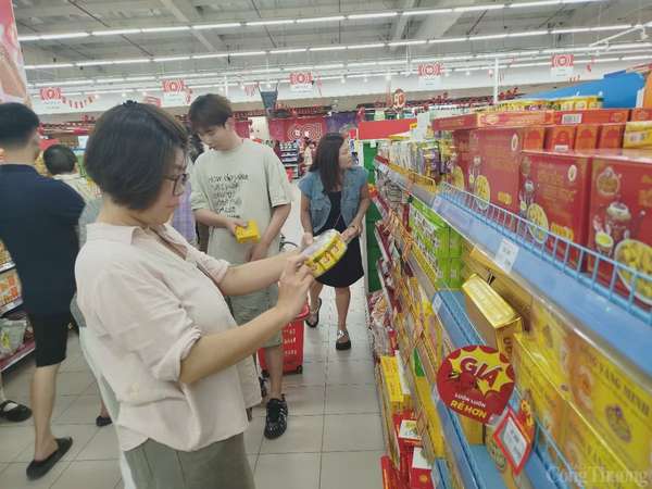 Hà Nội: Khách nườm nượp săn sale khuyến mãi ngày 30/4