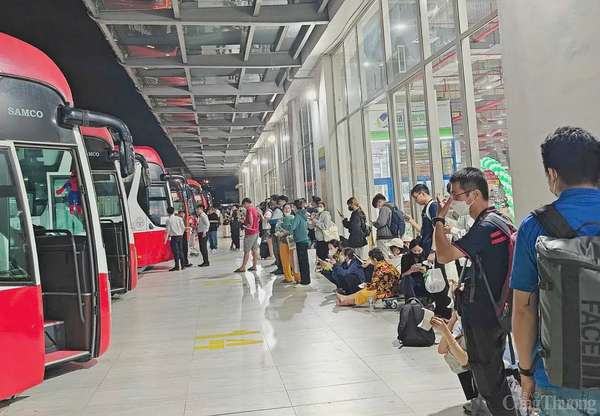 Người dân ‘đổ’ về miền Tây lễ 30/4-1/5, du lịch sôi động