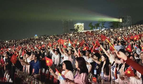 Chùm ảnh: Rực rỡ Carnaval Hạ Long 2025 kết nối di sản