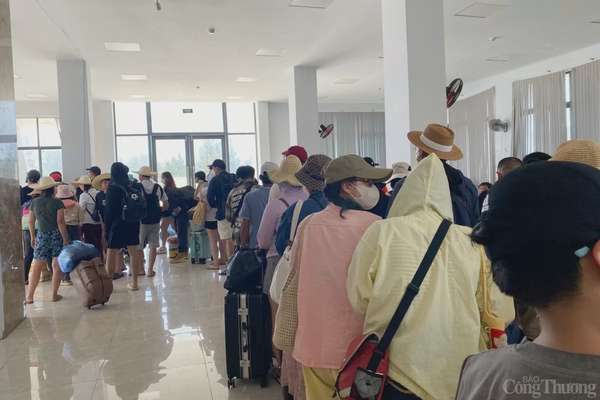 Xếp hàng ra du lịch tại đảo Lý Sơn