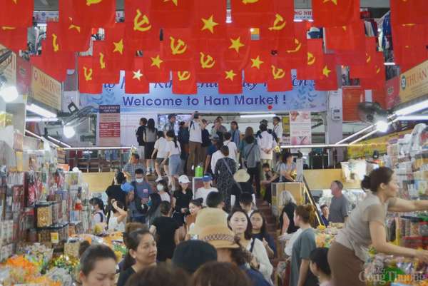 Các chợ du lịch, cửa hàng đặc sản 'đắt khách' nhờ du lịch