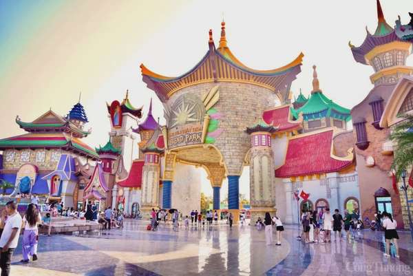 Chùm ảnh: Biển Đồ Sơn đông nghịt du khách dịp nghỉ lễ Chùm ảnh: Biển Đồ Sơn đông nghịt du khách dịp nghỉ lễ