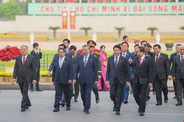 Đoàn đại biểu Quốc hội đặt vòng hoa và vào Lăng viếng Chủ tịch Hồ Chí Minh