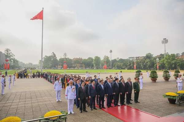 Đoàn đại biểu Quốc hội đặt vòng hoa và vào Lăng viếng Chủ tịch Hồ Chí Minh