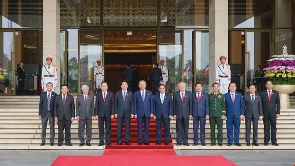 Đoàn đại biểu Quốc hội đặt vòng hoa và vào Lăng viếng Chủ tịch Hồ Chí Minh