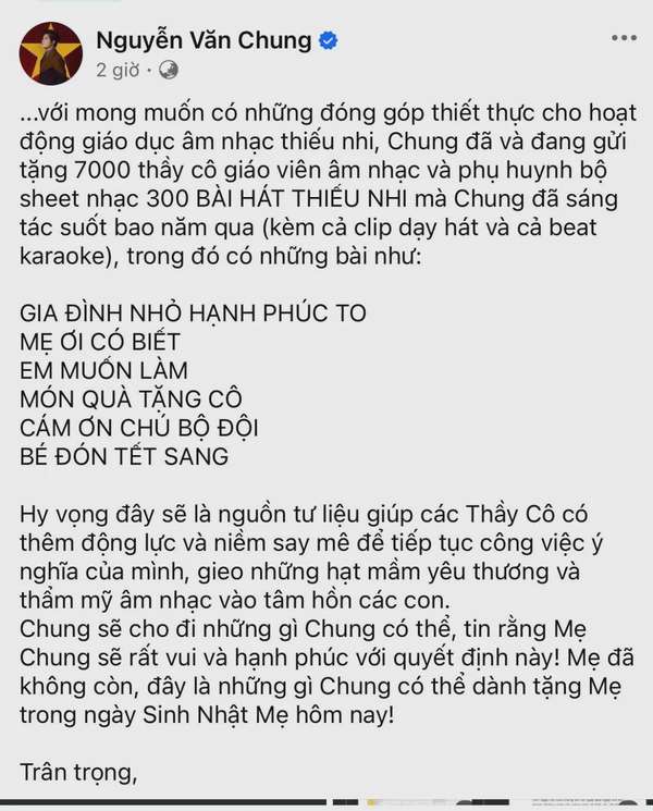 Nhạc sĩ Nguyễn Văn Chung tặng bộ sách nhạc 300 bài hát