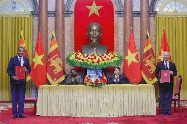 Chủ tịch nước Lương Cường và Tổng thống Sri Lanka Anura Kumara Dissanayaka chứng kiến lễ ký kết, trao văn kiện hợp tác giữa hai nước về hợp tác xúc tiến thương mại giữa Cục Xúc tiến thương mại thuộc Bộ Công Thương Việt Nam và Ban Phát triển xuất khẩu Sri Lanka thuộc Bộ Công nghiệp và Phát triển Doanh nghiệp Sri Lanka. 