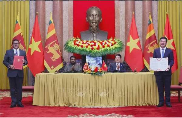 hủ tịch nước Lương Cường và Tổng thống Sri Lanka Anura Kumara Dissanayaka chứng kiến lễ trao Bản ghi nhớ về hợp tác chế tạo máy giữa Bộ Công Thương Việt Nam và Bộ Công nghiệp và Phát triển doanh nghiệp Sri Lanka