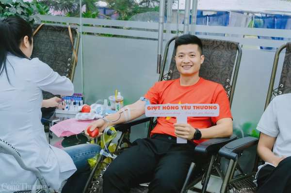 ‘Giọt hồng yêu thương' và sự sẻ chia sống có trách nhiệm