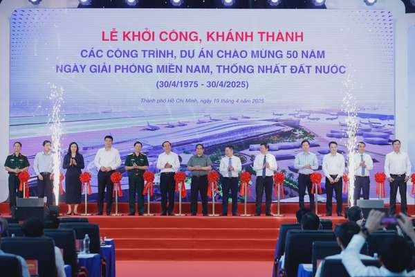 Thủ tướng Chính phủ và các đại biểu thực hiện nghi thức cắt băng khởi công, khánh thành các công trình, dự án chào mừng 50 năm Ngày Giải phóng miền Nam, thống nhất đất nước - Ảnh: VGP/Nhật Bắc