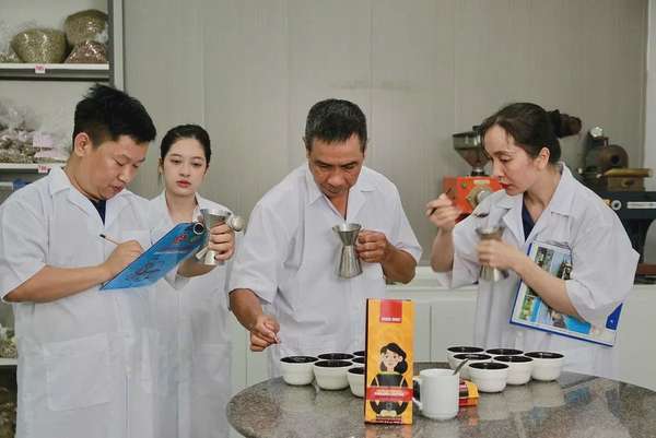 Sau khi các chuyên gia nếm thử và hoàn tất các công đoạn cuối cùng 3.600 gói cà phê Miss Ede Vietnam Robusta lên đường tới Hàn Quốc 