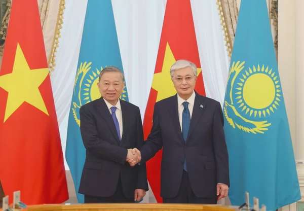 Tổng Bí thư Tô Lâm và Tổng thống Kazakhstan Kassym-Jomart Tokayev chụp ảnh chung trước hội đàm cấp Nhà nước (Ảnh: Thống Nhất - TTXVN).