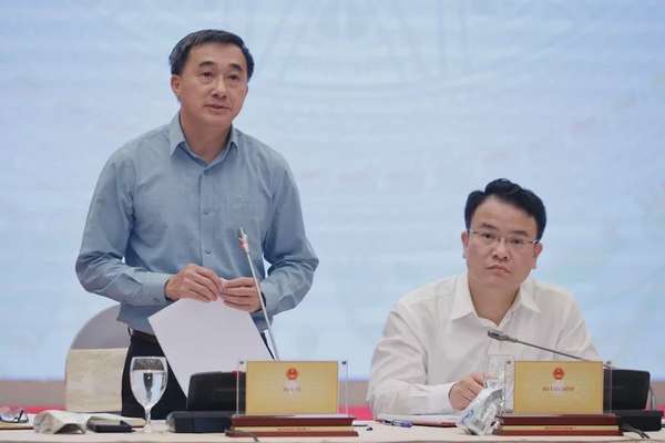 Thứ trưởng Bộ Y tế Trần Văn Thuấn cung cấp thông tin về việc thực hiện chủ trương miễn viện phí cho toàn dân - Ảnh: VGP/Nhật Bắc