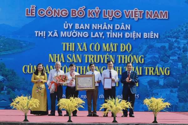 Mường Lay xác lập kỷ lục Việt Nam về mật độ nhà sàn truyền thống