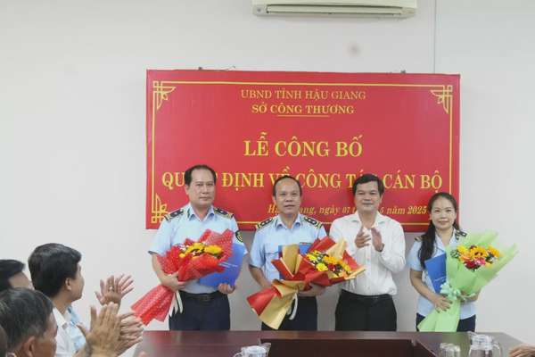 Ban Lãnh đạo Chi cục Quản lý thị trường tỉnh Hậu Giang nhận Quyết định bổ nhiệm. Ảnh: Minh Nhựt.
