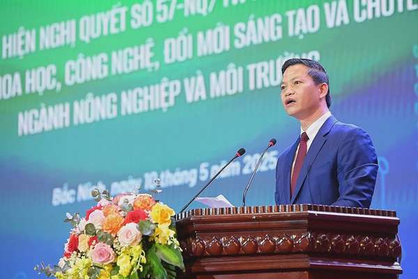 Chủ tịch UBND tỉnh Bắc Ninh Vương Quốc Tuấn cam kết, tỉnh sẽ tạo điều kiện thuận lợi nhất để các sáng kiến, kết quả nghiên cứu, giải pháp đột phá về phát triển khoa học, công nghệ, đổi mới sáng tạo và chuyển đổi số được đưa vào ứng dụng thực tiễn. Ảnh: Tùng Đinh
