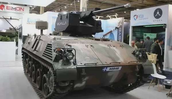 Nga đưa các xe tăng tham gia duyệt binh ra trận