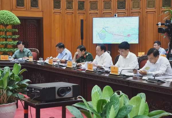 Cùng dự cuộc họp có Phó Thủ tướng Trần Hồng Hà, Phó Thủ tướng Nguyễn Chí Dũng, lãnh đạo các bộ, ngành, cơ quan Trung ương, TP. Hà Nội và tỉnh Bắc Ninh - Ảnh: VGP/Nhật Bắc