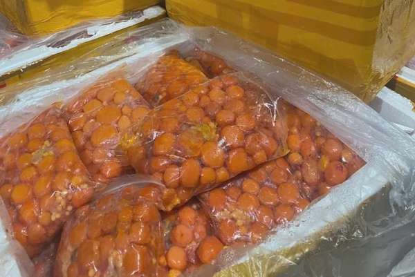 Trứng gà non bán tràn lan, người tiêu dùng hoang mang