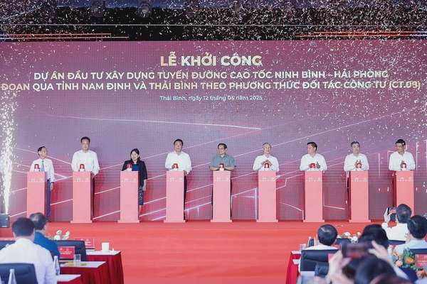 Thủ tướng Phạm Minh Chính và các đại biểu thực hiện nghi thức khởi công dự án - Ảnh: VGP/Nhật Bắc