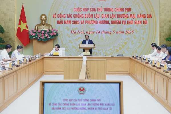 Thủ tướng yêu cầu kiểm điểm nghiêm khắc, làm rõ nguyên nhân và trách nhiệm của tổ chức, cá nhân, đồng thời đề xuất nhiệm vụ, giải pháp, trách nhiệm của các cơ quan, các địa phương, lực lượng chức năng để ngăn chặn, đẩy lùi và chấm dứt tình trạng buôn lậu, gian lận thương mại, hàng giả. Ảnh: VGP/Nhật Bắc