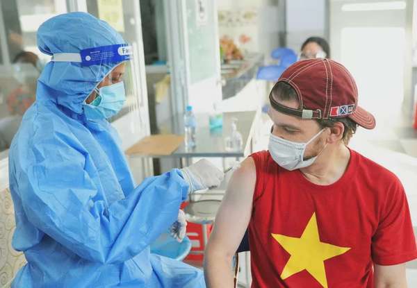 Tiêm vaccine phòng chống Covid-19 cho người dân. Ảnh: Nguyễn Á
