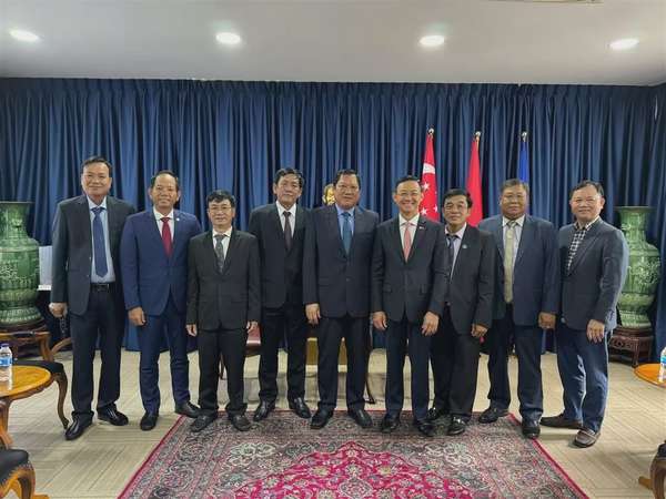 Phó Chủ tich UBND tỉnh Lâm Văn Bi (thứ 5 từ trái sang) và các thành viên Đoàn công tác chụp ảnh lưu niệm với đại diện Đại sứ quán Việt Nam và Thương vụ Việt Nam tại Singapore. Ảnh: Hữu Duy.