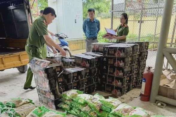Phát hiện gần 30 tấn xúc xích, đồ đông lạnh không