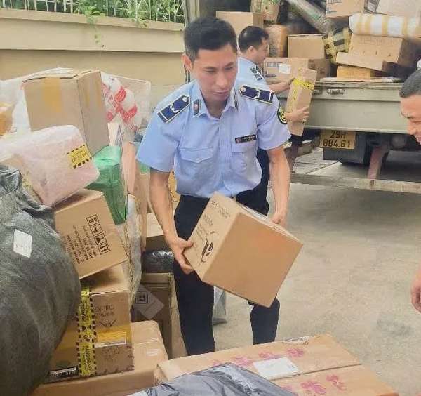 Quảng Ninh: Phát hiện xe giao hàng nhanh chở sữa, thực phẩmnhậplậu