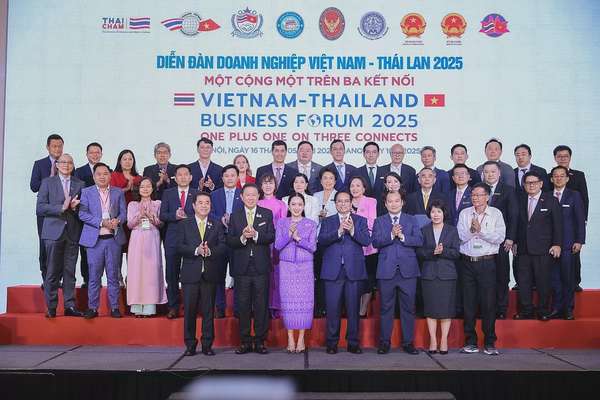 Thủ tướng Phạm Minh Chính và Thủ tướng Thái Lan Paetongtarn Shinawatra với doanh nghiệp hai nước - Ảnh: VGP/Nhật Bắc