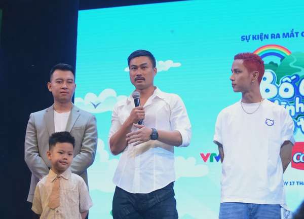 Diễn viên Duy Hưng (giữa)
