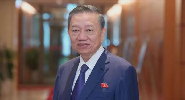 BÁC VẪN CÙNG CHÚNG CHÁU HÀNH QUÂN