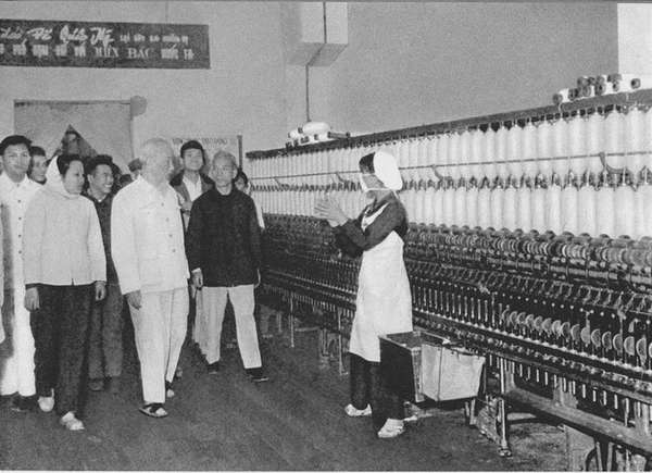 Bác vẫn cùng chúng cháu hành quân