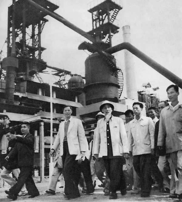 Bác vẫn cùng chúng cháu hành quân