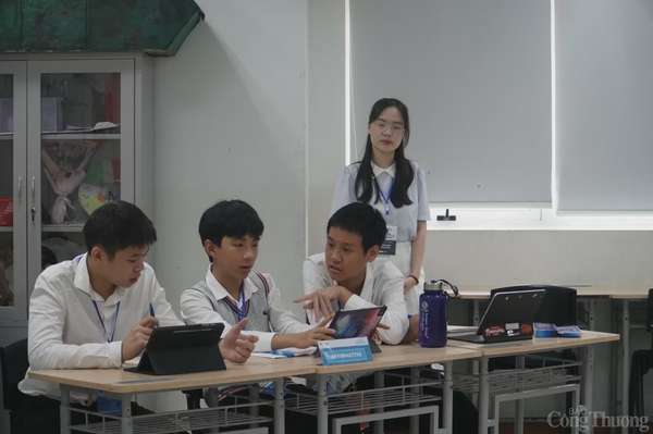 Các đội thi thảo luận nội dung trước khi hùng biện