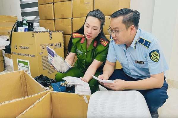 Vụ 100 tấn thực phẩm chức năng giả, Hàng loạt các loại thuốc, thực phẩm chức năng năng giả vừa bị Công an thành phố Hà Nội triệt phá. Ảnh: C.A