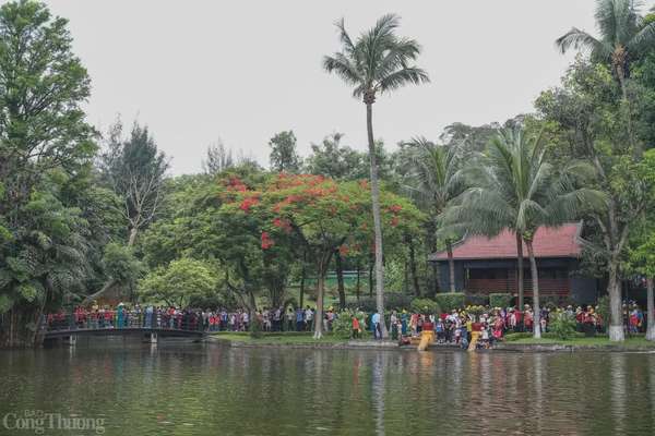 Các đoàn khách đến thăm Khu Di tích Chủ tịch Hồ Chí Minh tại Phủ Chủ tịch. Ảnh. Nam Nguyễn