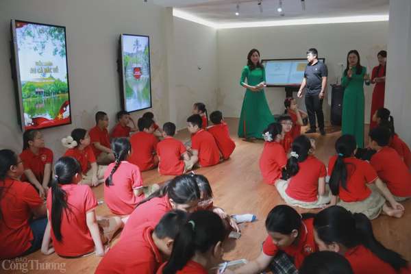 Học sinh tham quan tại Khu Di tích Chủ tịch Hồ Chí Minh. Ảnh:  Hoa