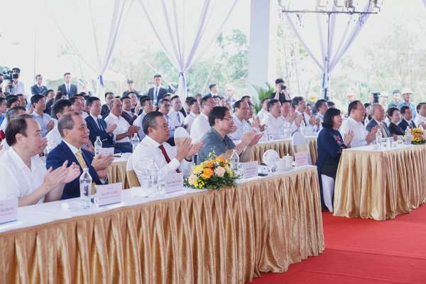 Thủ tướng Phạm Minh Chính và các đại biểu dự lễ khởi công dự án đầu tư xây dựng cầu Tứ Liên và đường hai đầu cầu - Ảnh: VGP/Nhật Bắc