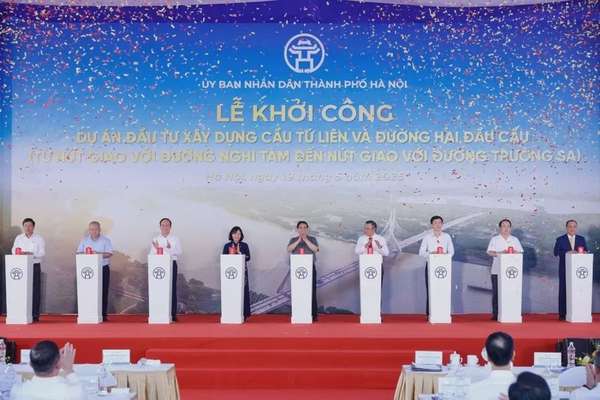 Thủ tướng Phạm Minh Chính và các đại biểu thực hiện nghi thức khởi công dự án đầu tư xây dựng cầu Tứ Liên và đường hai đầu cầu - Ảnh: VGP/Nhật Bắc