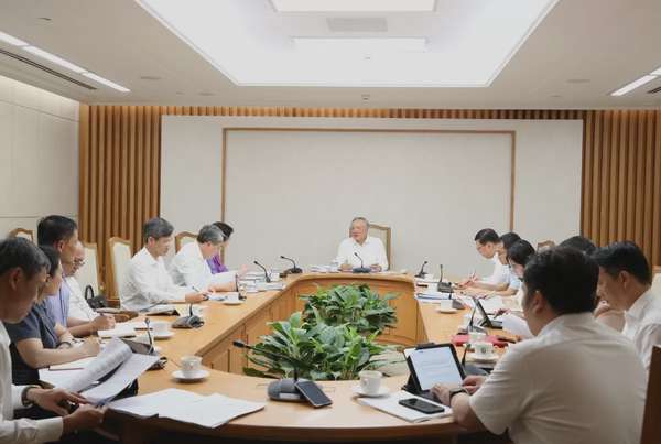Phó Thủ tướng Thường trực Chính phủ Nguyễn Hòa Bình hoan nghênh Bộ Nội vụ đã có sự chuẩn bị chu đáo 2 dự thảo nghị định thuộc lĩnh vực của ngành - Ảnh: VGP/Nguyễn Hoàng