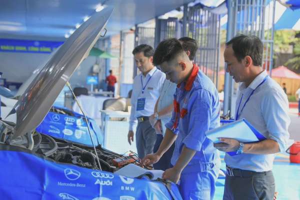 Học sinh Trường Cao đẳng Cơ điện Hà Nội